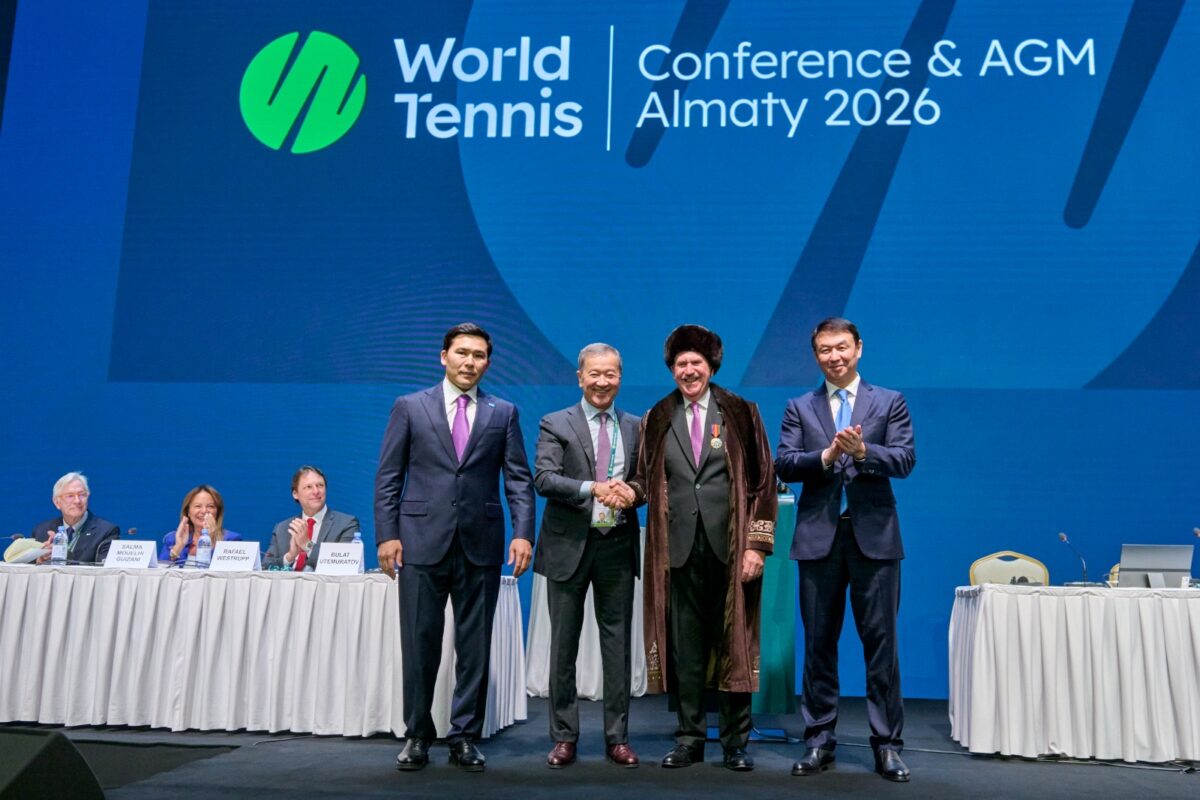 Иллюстрация — Президент World Tennis Дэвид Хаггерти награжден орденом «Достық» II степени