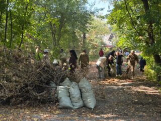 В Алматы за один день высадили более 1,2 тыс. деревьев