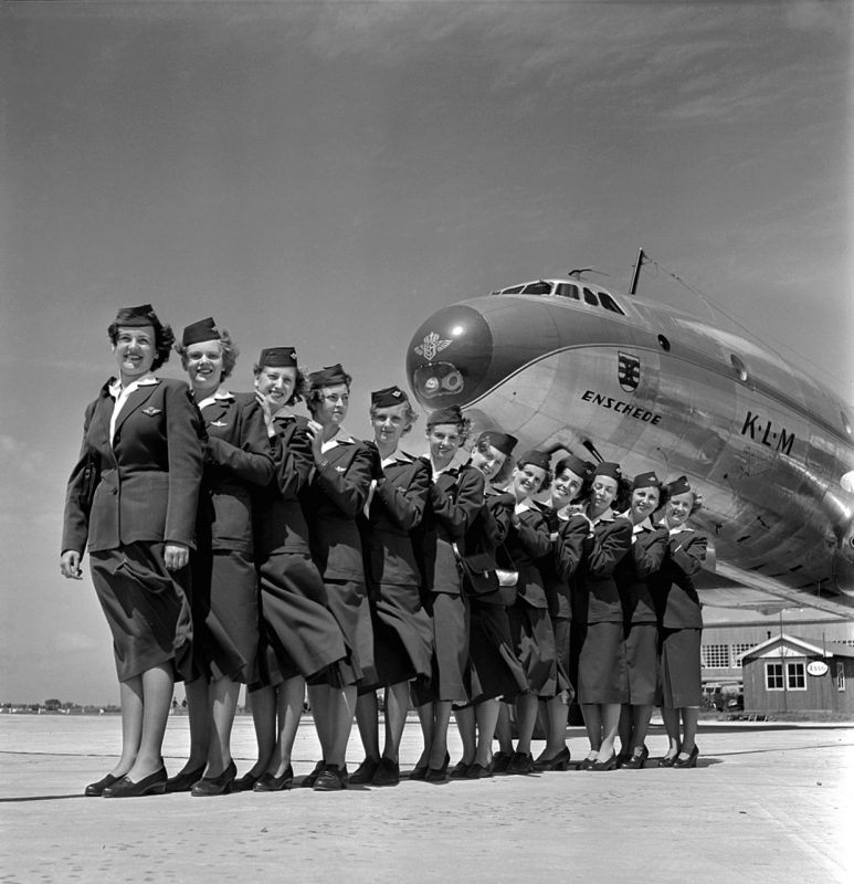 Стюардессы рядом с самолетом KLM