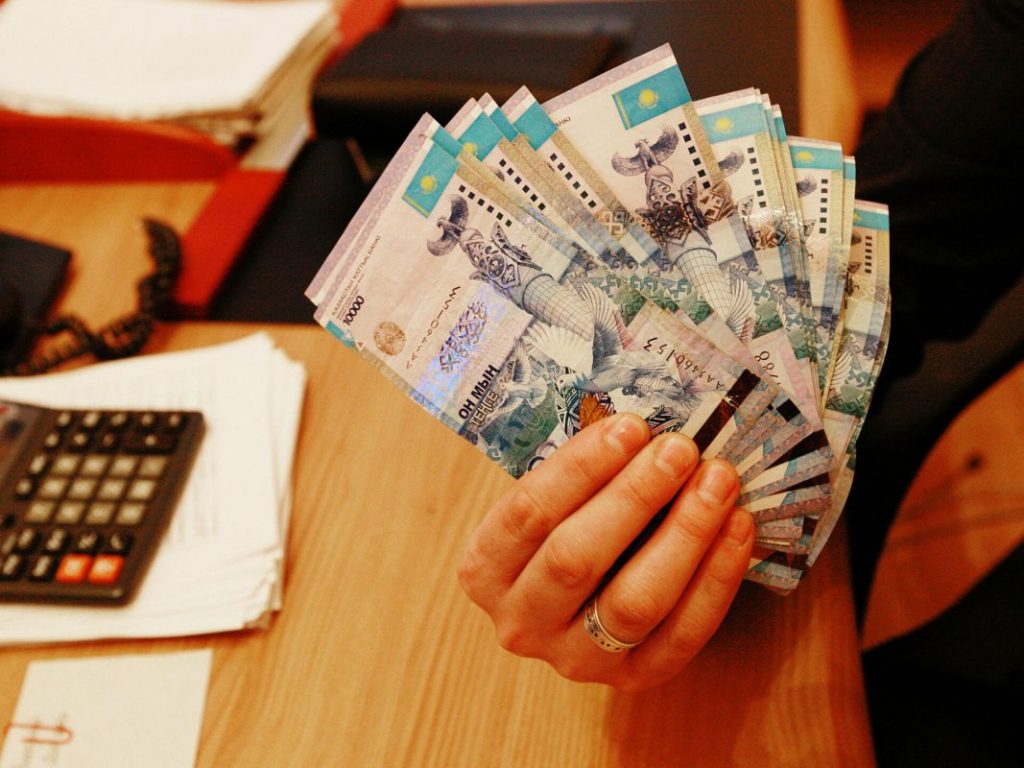 ЧСИ использовали деньги взыскателей для покрытия расходов руководителей. В Западно-Казахстанской области они перечислили 1 миллион на расходы главы региональной палаты и его заместителя.