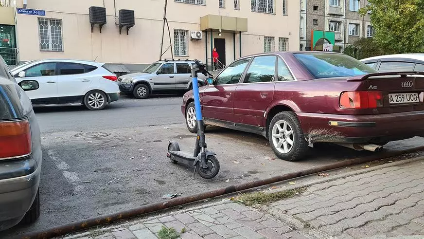 Штраф за неправильно припаркованный самокат в Алматы. Bizmedia.kz