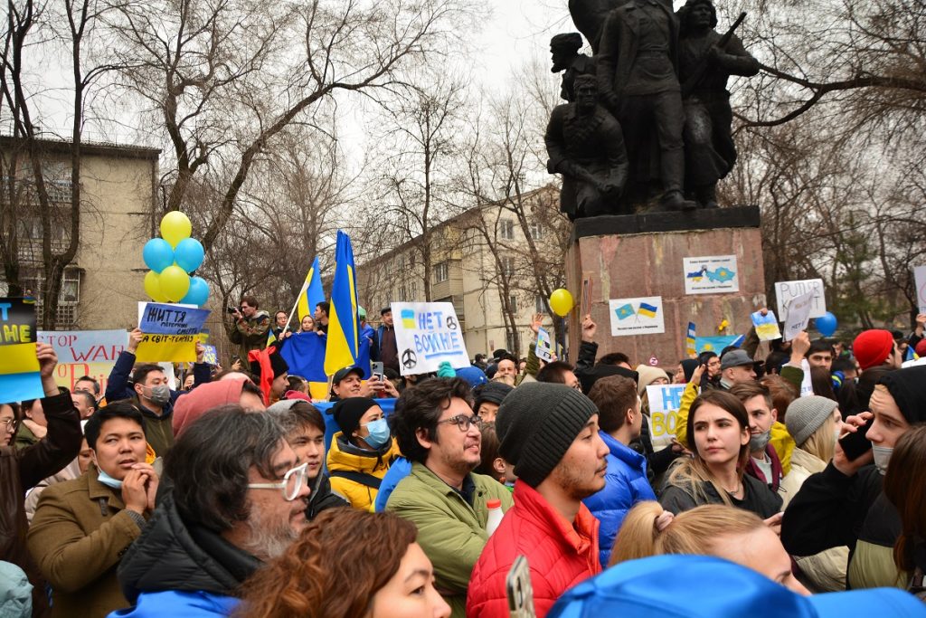В Алматы 6 марта прошел митинг за «мир». Репортаж - Bizmedia.kz