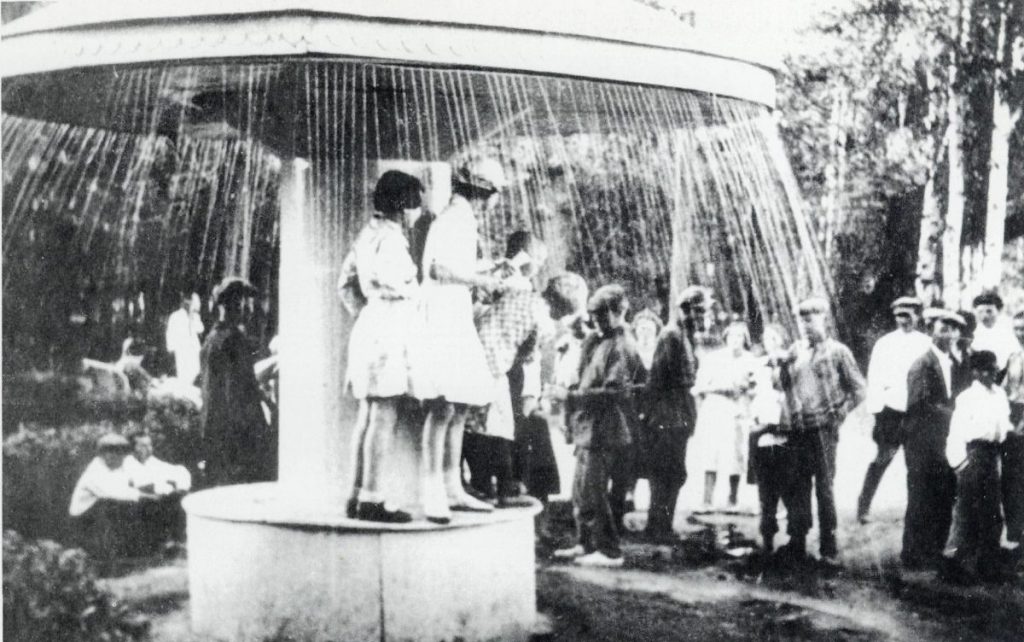 Водяной гриб, который находился к югу от собора. 1938 год