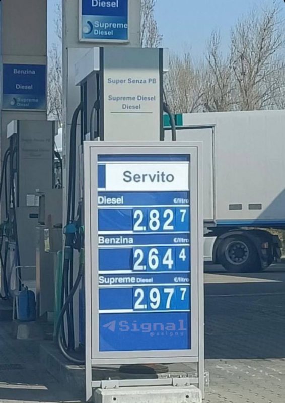 Цены на бензин в Италии продолжают расти. Дело уже к €3 за литр
