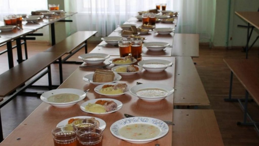 Источник фото: 365info.kz. Средняя цена школьных обедов в Казахстане составляет около 566 тенге. Домашняя еда - гораздо дешевле. С 20 декабря казахстанским школьникам разрешает питаться домашней едой в школьных столовых