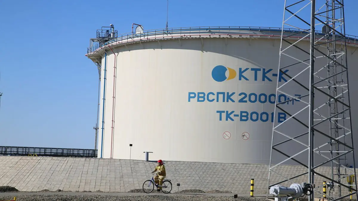 Казахстан, не имеющий выхода к морю, не имеет возможности экспортировать свою нефть за пределы своей страны и полагается на транспортировку через территорию России