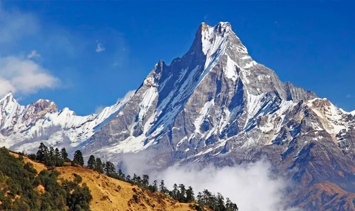 Самая высокая гора в мире, выглядывающая из-за облаков - в Гималаях.