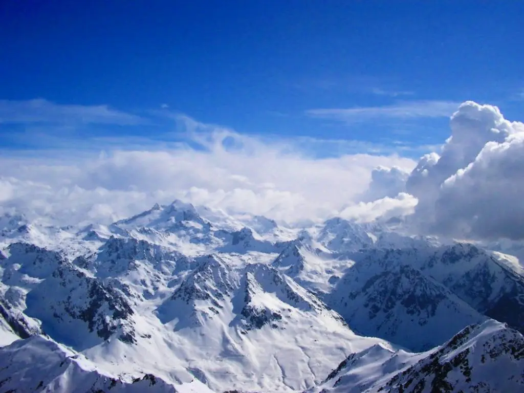 Самый высокий горный хребет планеты - Махалангур-Химал, расположенный в Гималаях на границе между Непалом и Китаем.
