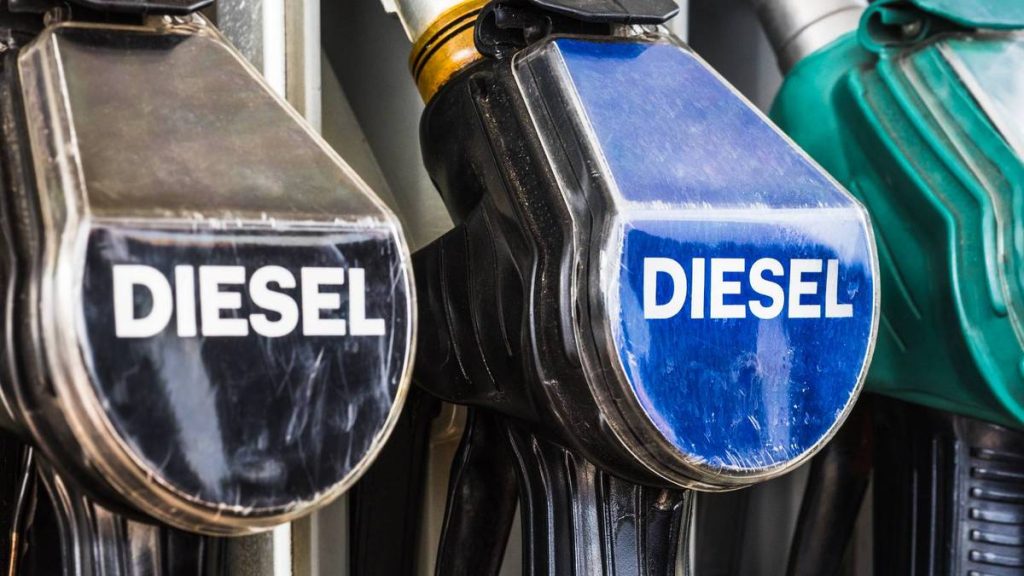 Забастовки профсоюзов нефтеперерабатывающих заводов в начале этого месяца привели к серьезному дефициту топлива на автозаправочных станциях