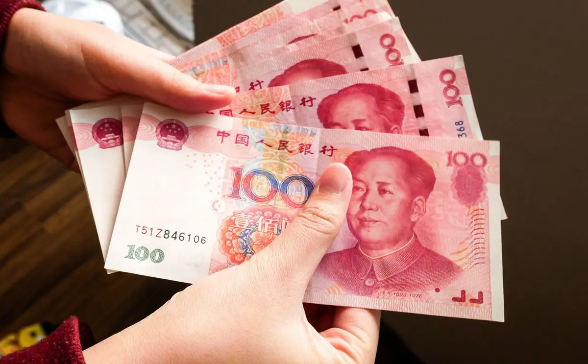 В России скупают юань, а он сильно падает по сравнению с долларом