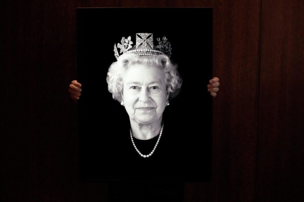 Вчера скончалась Королева Елизавета II. Долгое ее пребывание на троне британской монархии беспрецедентно. Она царствовала 70 лет и 213 дней, намного опередив всех предыдущих монархов