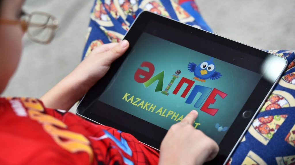 Глава минцифры Казахстана Мусин заявил, что в следующем году первоклассники получат планшеты вместо учебников