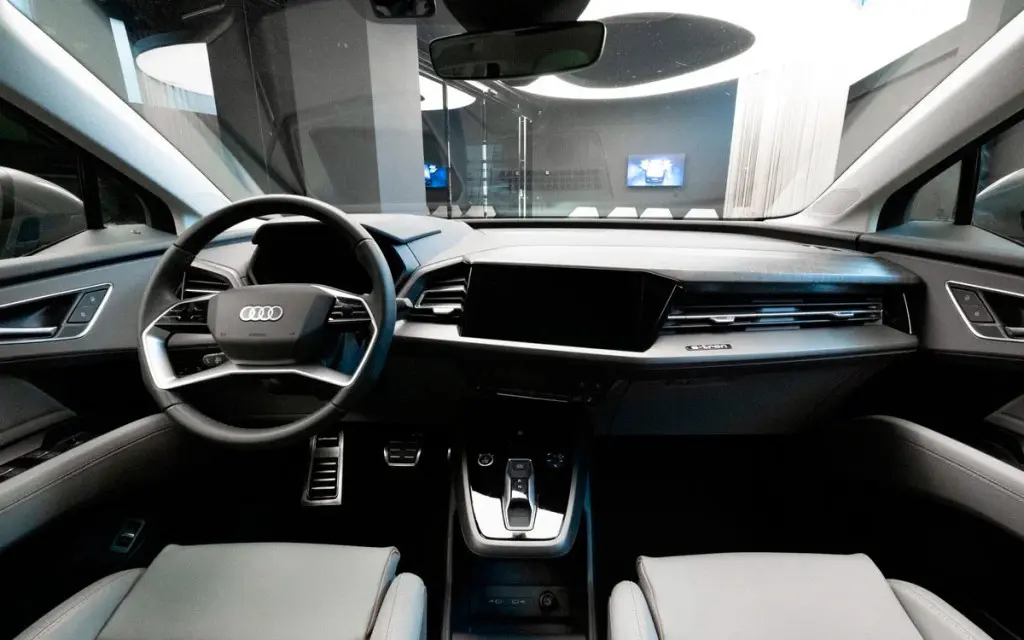 Audi Q5 - это кроссовер-внедорожник, который оснащен электродвигателем мощностью 204 л.с. и батареей на 83,4 кВт.