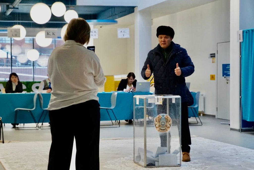 Сегодня в Казахстане начали внеочередные выборы президента Республики Казахстан. Как они проходят и что происходит интересного