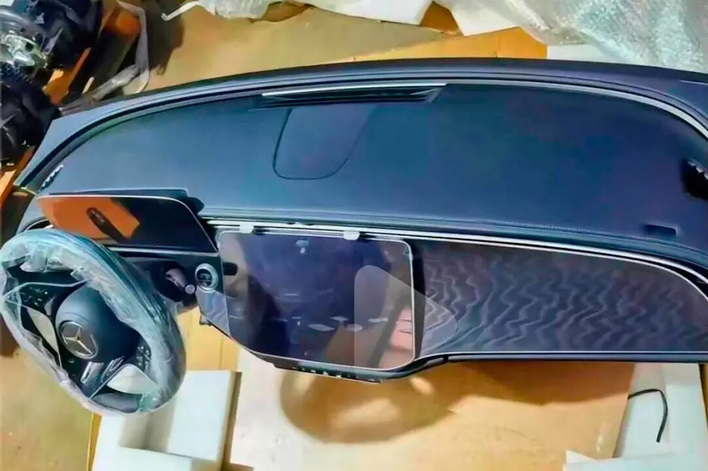 В салоне Mercedes-Benz E-class будет два дисплея - один в приборной панели, а другой над ней