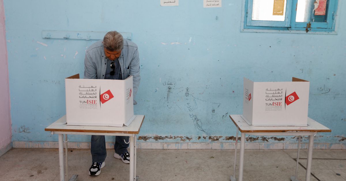 Анализ: Низкая явка на выборах ставит под сомнение легитимность президента Туниса