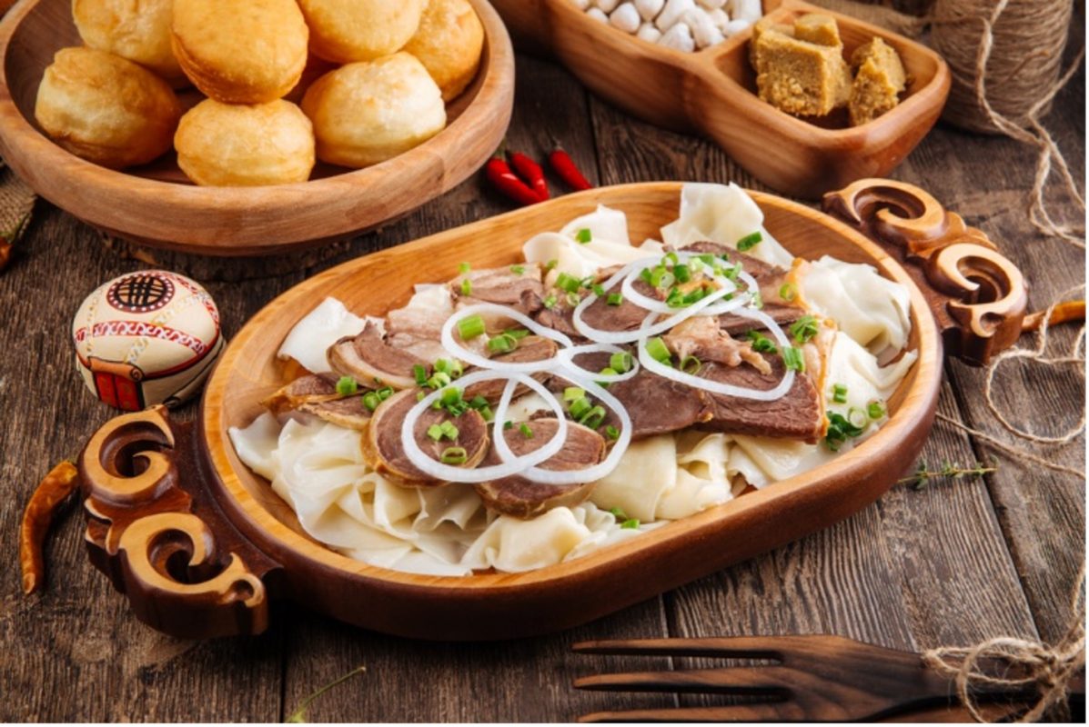 В 2022 году на среднемесячную зарплату казахстанцы могли себе купить 55 порций бешбармака. Фото: Shutterstock