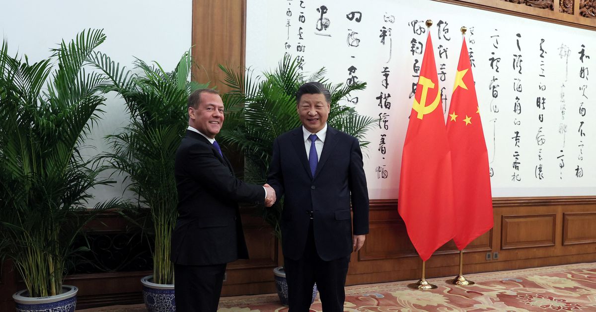 Медведев встретился с Си в Пекине и заявил, что украинский конфликт обсуждался