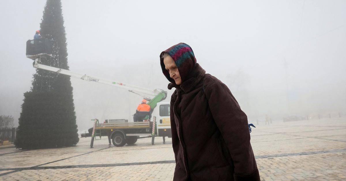 Окутанный туманом Киев восстанавливается после ударов России, электричество восстановлено для 6 миллионов человек