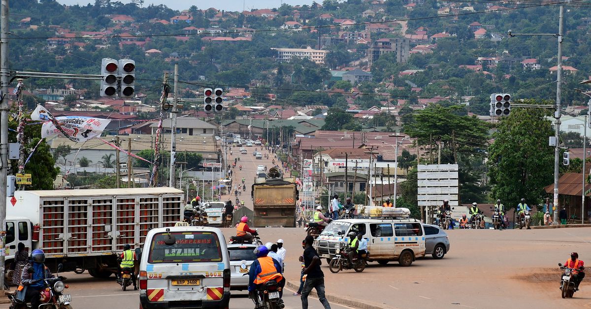 Президент Уганды отменил все ограничения на передвижение, связанные с Эболой