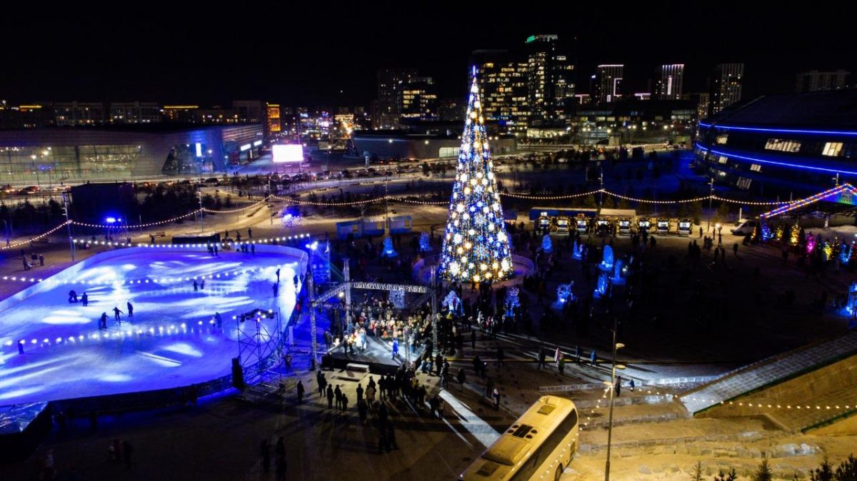 Рождественская елка в Астане зажглась на площади ЭКСПО