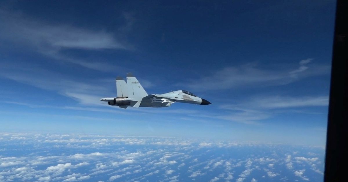 Китайский самолет приблизился на расстояние 10 футов к американскому военному самолету, заявляют США
