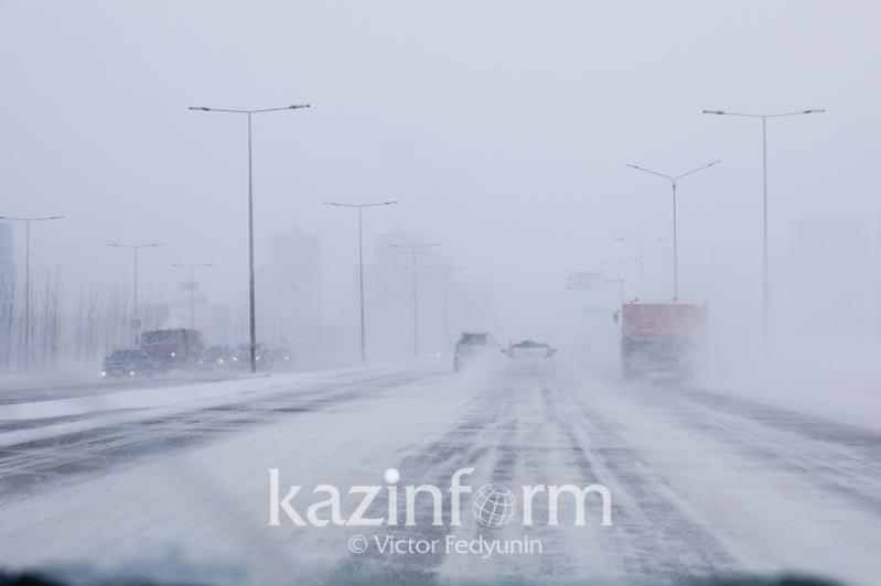 Непогода вынудила закрыть 122 участка дорог в Казахстане