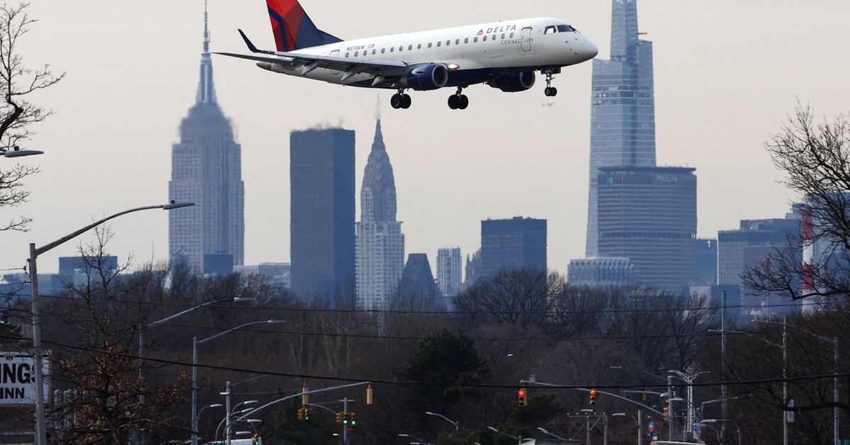 Перебои в полетах могут продлиться несколько дней после того, как отключение FAA затормозит поездки в США