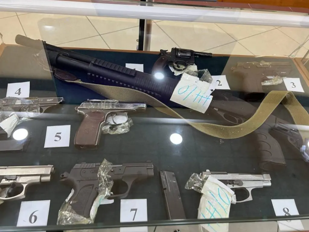 В Мажилис привезли оружие с прошлогодних беспорядков