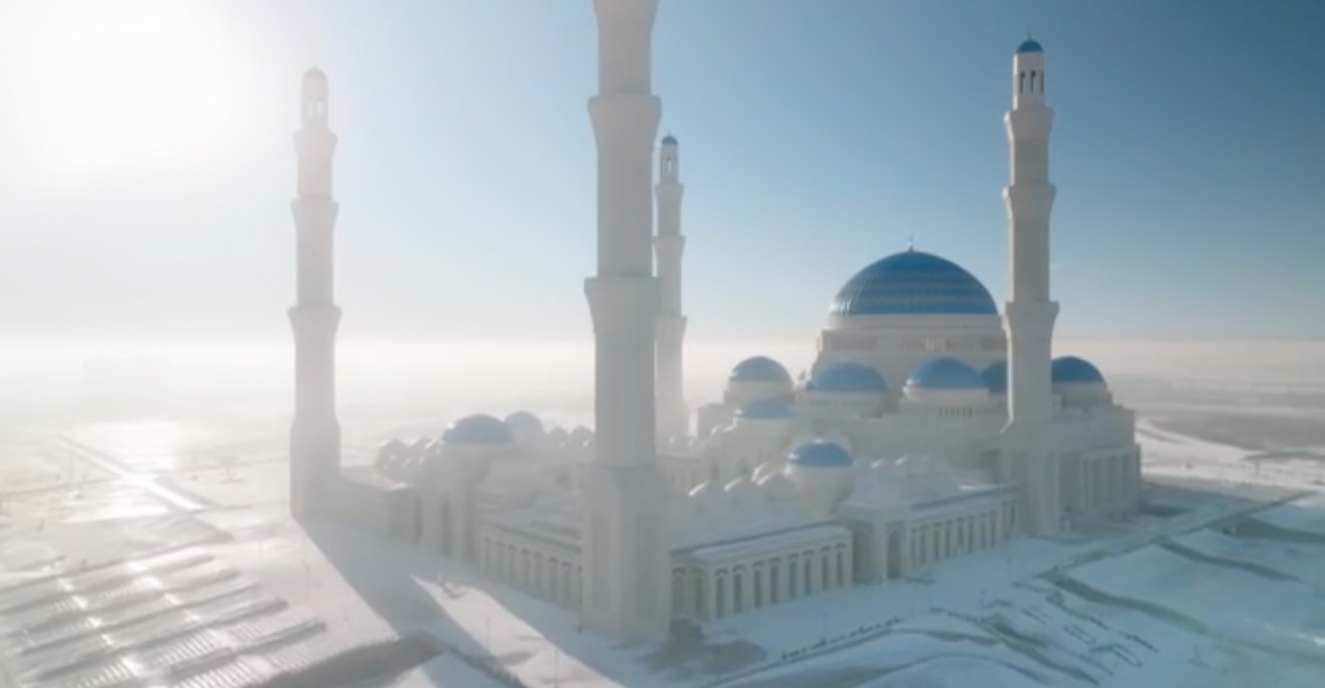 Захватывающее видео показывает вид с воздуха на Большую мечеть в столице Казахстана