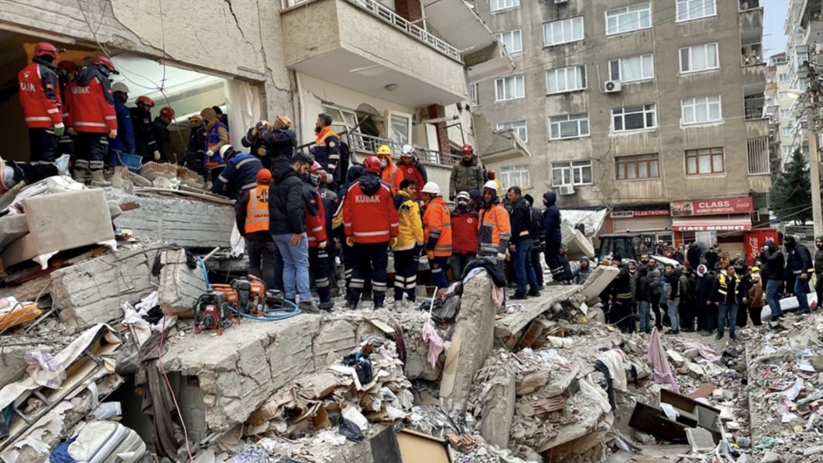 Более 3 430 человек погибли в результате мощных землетрясений на юге Турции