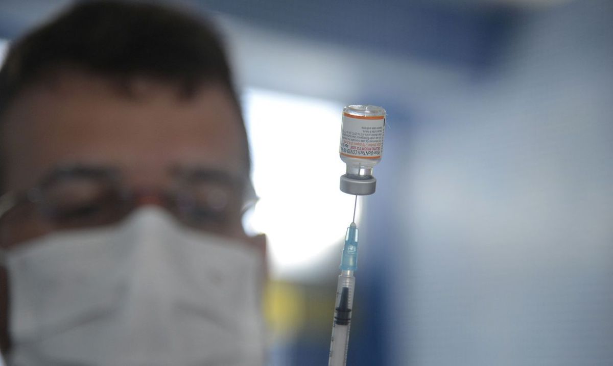Бразилия начинает вводить бивалентную вакцину COVID-19