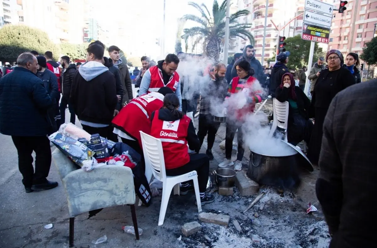 Люди в Турции после землетрясения 6 февраля греются, готовят еду и помогают друг другу