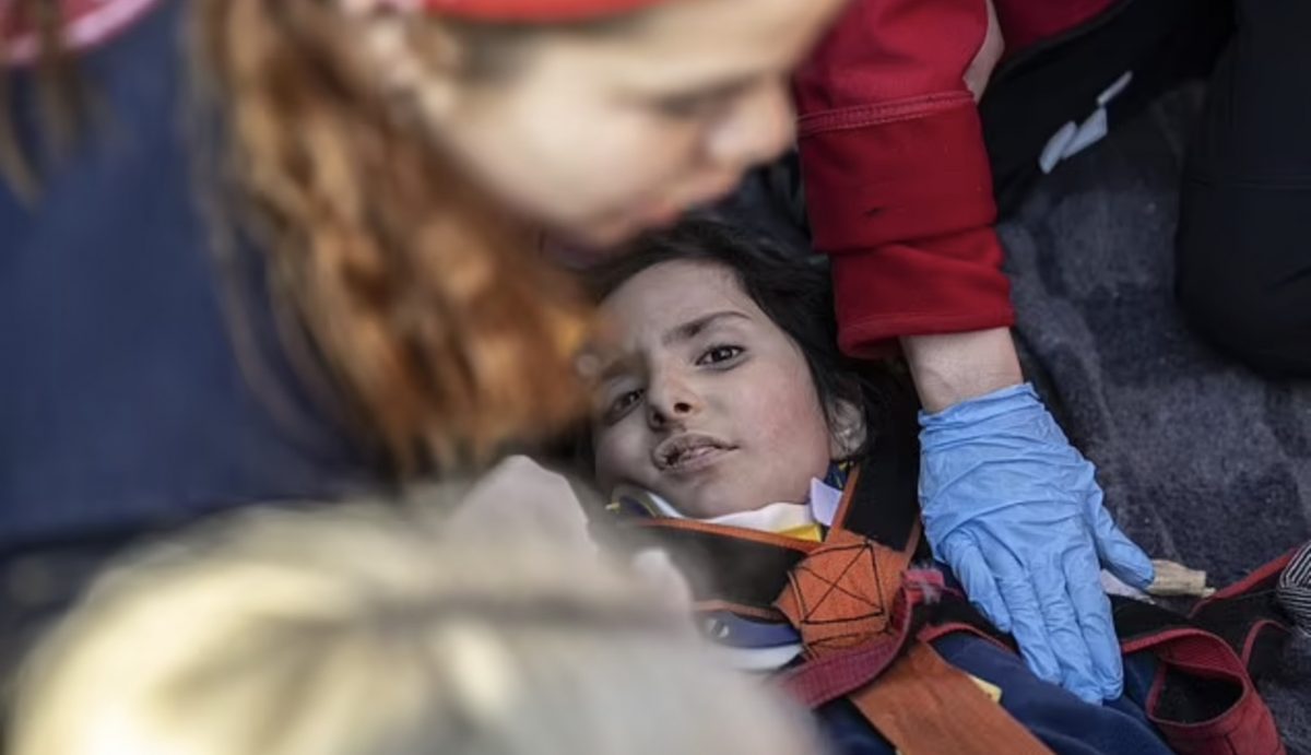 Мать и ее 2 детей спасли живыми из-под завалов через 228 часов после землетрясения в Турции