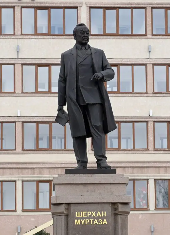 Памятник Шерхану Муртаза.