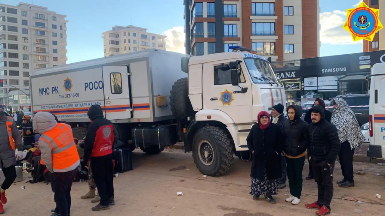 Спасатели МЧС Казахстана начали поисково-спасательные работы в турецком районе Ибрахимили