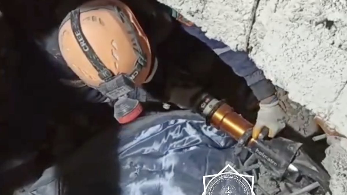 Спасатели Казахстана продолжают поисково-спасательные работы в Турции, используя спецножницы для демонтажа неустойчивых обломков