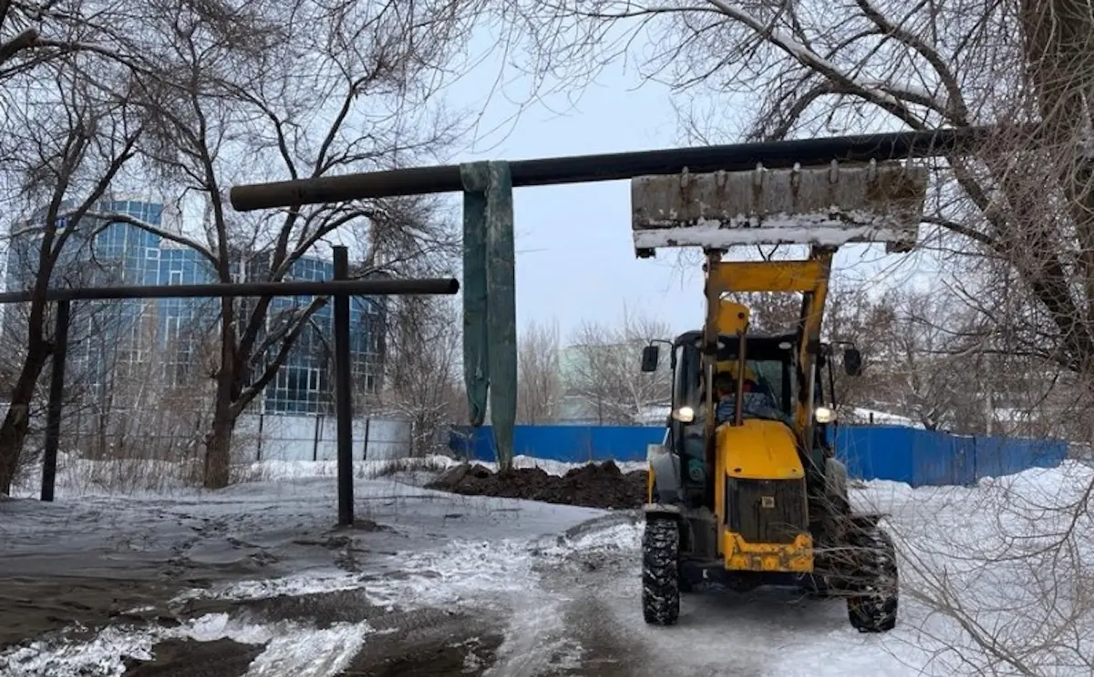 В Уральске газовая труба была повреждена строительным ковшом