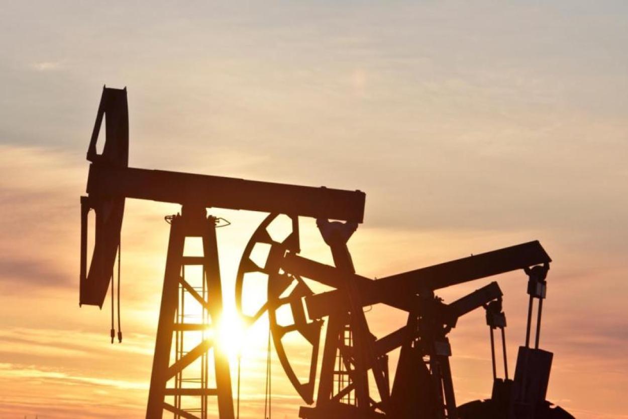 Цены на нефть снижаются из-за увеличения запасов в США