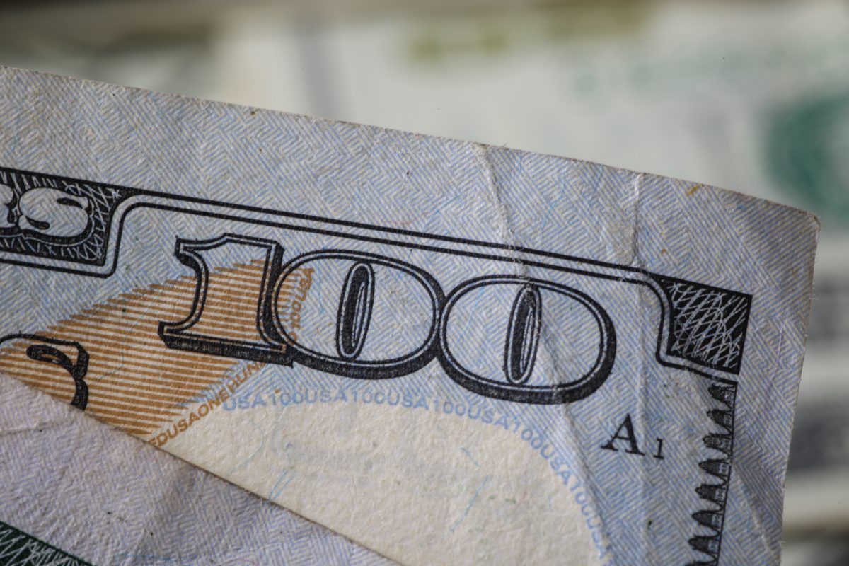 Доллар растет к основным мировым валютам: инвесторы ждут сигналов по монетарной политике