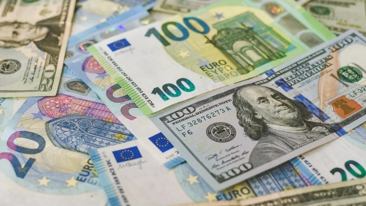 Доллар ускоряет падение: евро растет, индекс доллара снижается перед заседанием Федрезерва