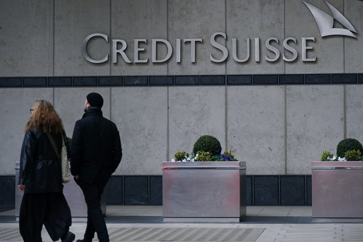FTSE 100 падает на форе сделки между UBS и Credit Suisse