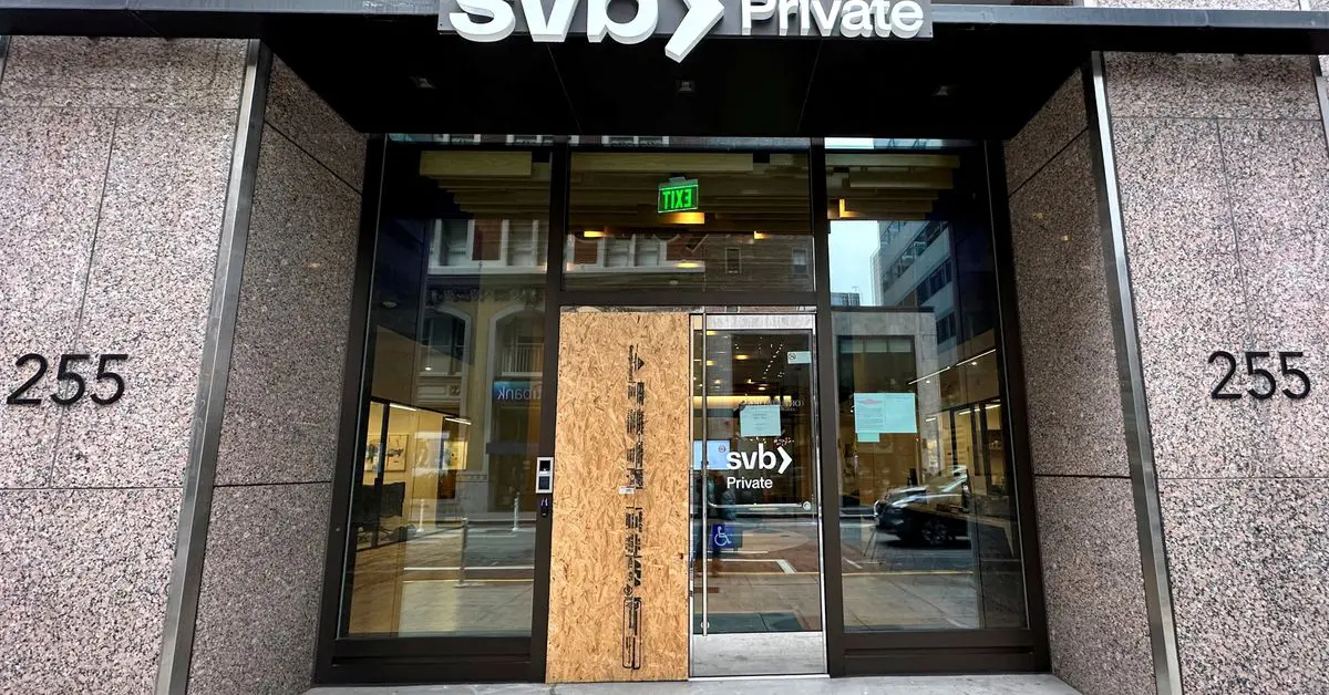 Объявление о закрытии висит на двери банка "Силиконовая долина", расположенного в Сан-Франциско. Главные новости на утро 13 марта 2023 года