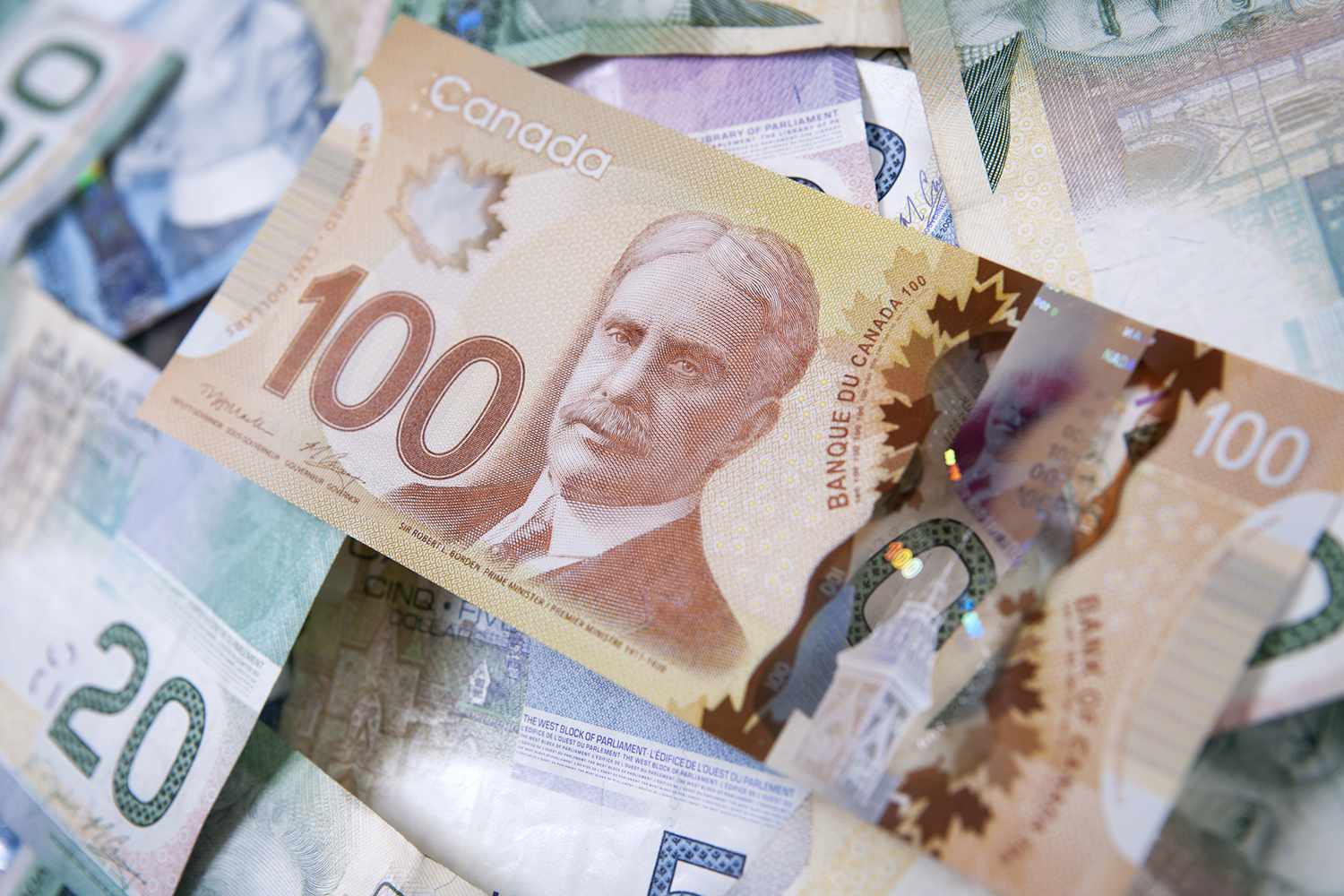 Канадский доллар растет благодаря признакам ослабления опасений в банковской системе мира
