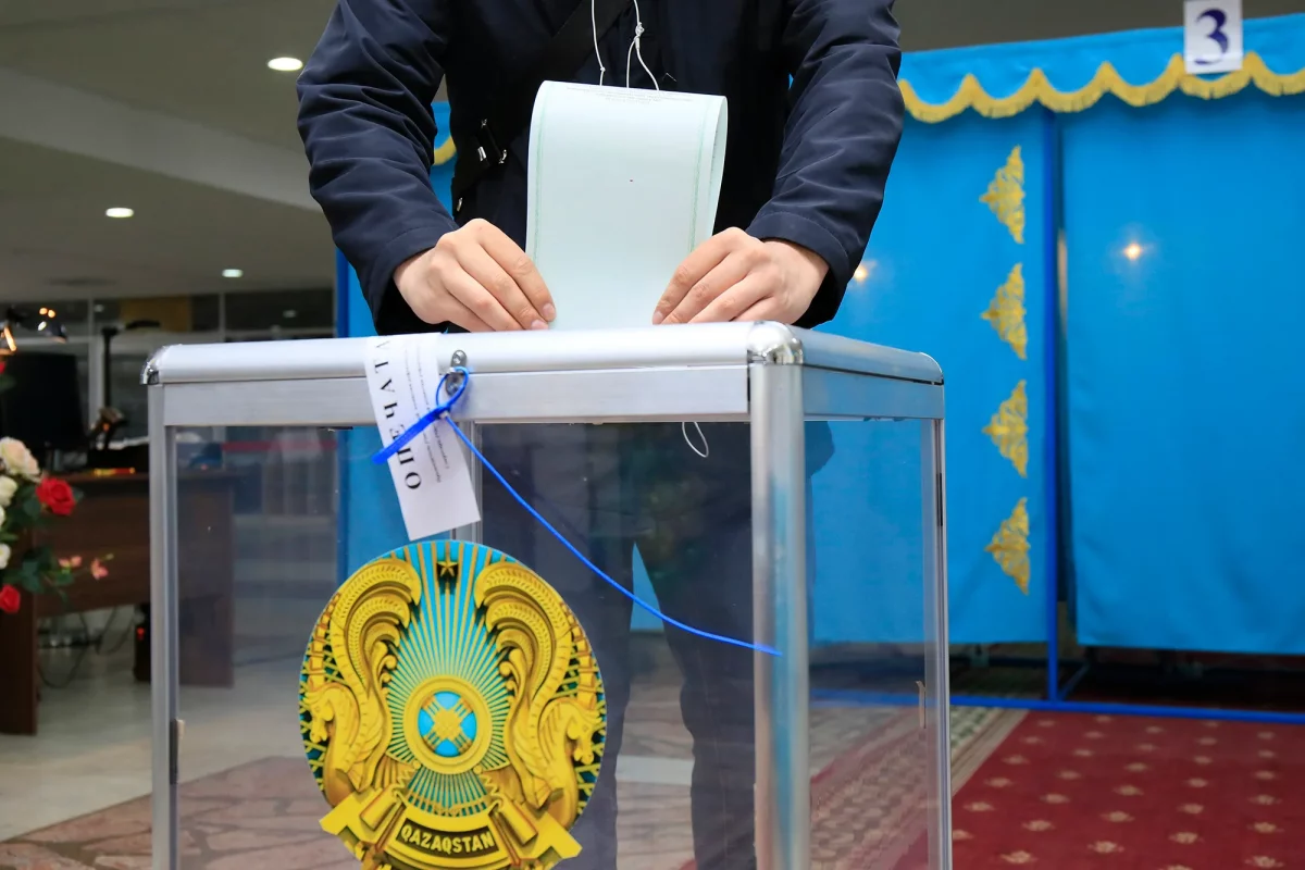 Кандидат сообщил, что члены избиркома в Алматы увезли из участка мешки с бюллетенями