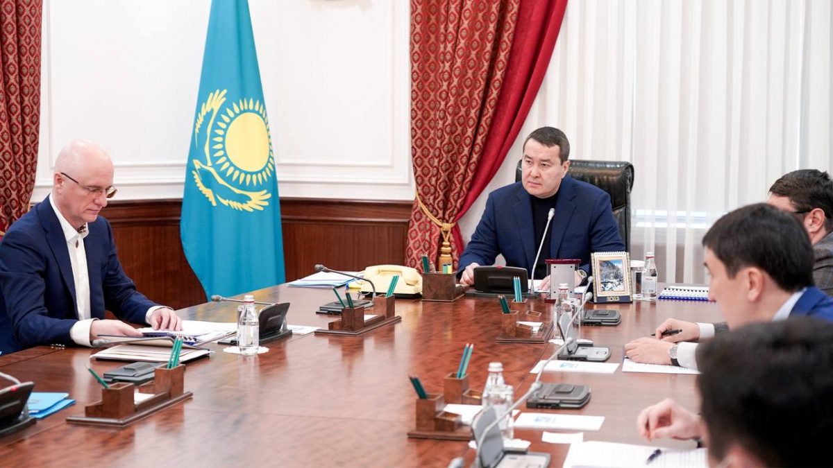 Заседание с премьер-министром Алиханом Смаиловым