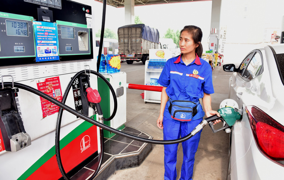 Китай снизит розничные цены на бензин и дизельное топливо