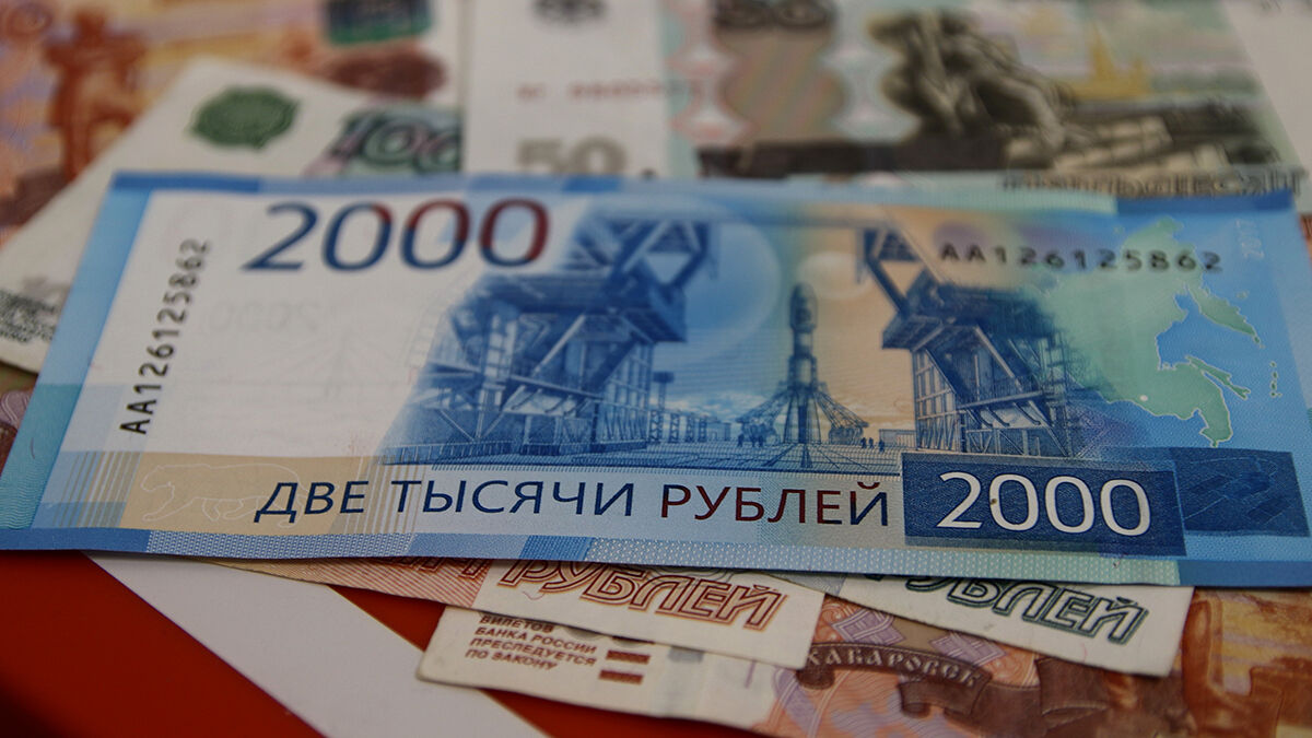 Курс доллара на Московской бирже опускается до отметки 76,65 рублей