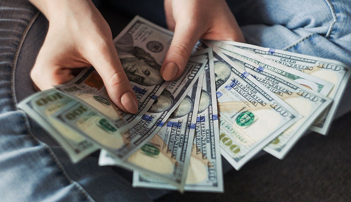 Курс доллара снижается к евро и иене перед выходом данных о доверии потребителей в США