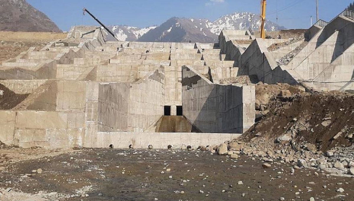МЧС сообщает, что строительство селезадерживающей плотины в горах Алматы завершено на 89%